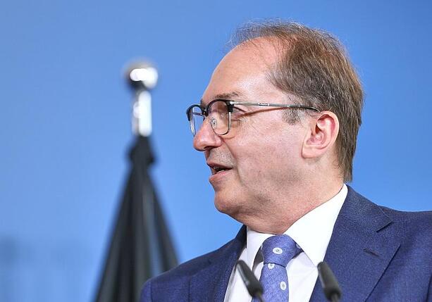 Bild vergr&ouml;&szlig;ern: Dobrindt warnt vor höherer Terrorgefahr in Deutschland