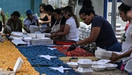 Meterlanger Kuchen wird an Kinder im Erdbebengebiet in Venezuela verteilt