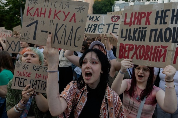 Bild vergr&ouml;&szlig;ern: Ukrainer protestieren weiter gegen Verteidigungsminister-Aus - Erneute russische Angriffe