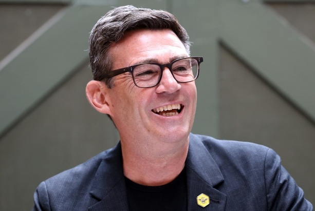Bild vergr&ouml;&szlig;ern: König Charles III. ernennt Labour-Chef Burnham zu neuem Premierminister