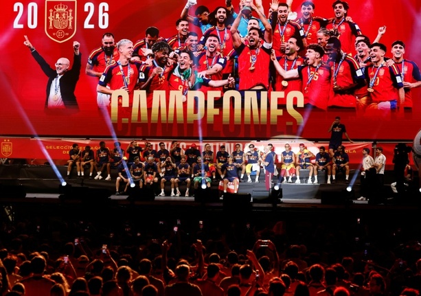 Bild vergr&ouml;&szlig;ern: Zwei Millionen Fans feiern in Madrid mit Spaniens Fußballteam den WM-Titel