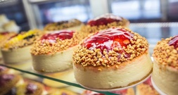 Mann stiehlt Waren für tausende Euro aus Eiscafé - und verschenkt Kuchen an Passanten