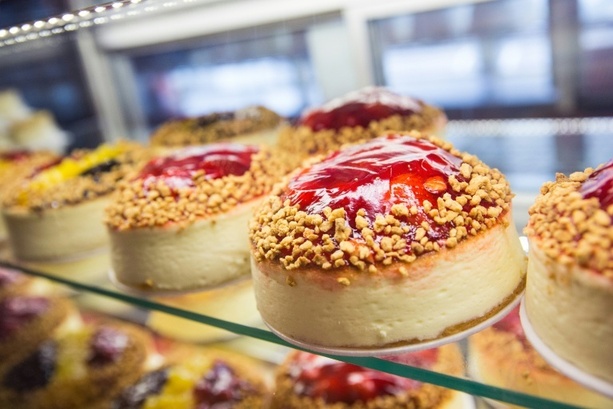 Bild vergr&ouml;&szlig;ern: Mann stiehlt Waren für tausende Euro aus Eiscafé - und verschenkt Kuchen an Passanten
