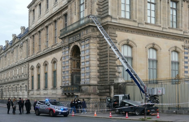Bild vergr&ouml;&szlig;ern: Nach spektakulärem Louvre-Diebstahl: Apollo-Galerie öffnet wieder - aber ohne Juwelen