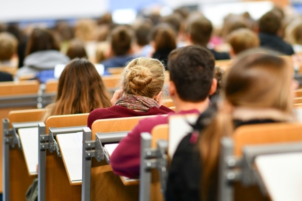 Bild vergr&ouml;&szlig;ern: Befragung: Nahezu Hälfte von deutschen Studierenden nutzt täglich KI-Tools