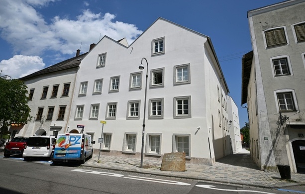 Bild vergr&ouml;&szlig;ern: Polizeistation in Hitlers Geburtshaus in Braunau eröffnet - umstrittenes Projekt
