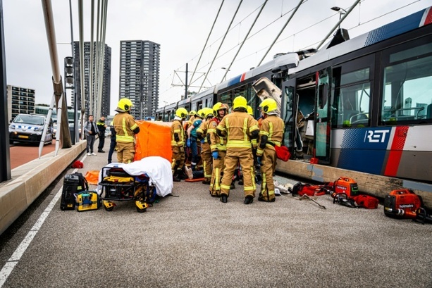 Bild vergr&ouml;&szlig;ern: Zwei Straßenbahnen stoßen in Rotterdam zusammen: 15 Verletzte