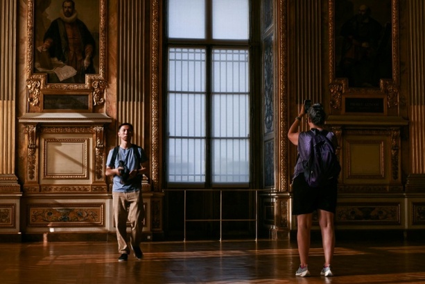 Bild vergr&ouml;&szlig;ern: Mit Balkongitter: Von Diebstahl betroffene Apollo-Galerie im Louvre wieder geöffnet