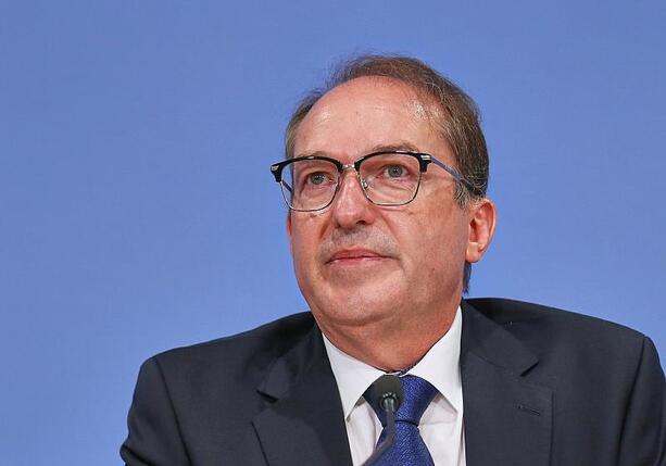 Bild vergr&ouml;&szlig;ern: CSU-Landesgruppe will Dobrindt im Amt des Innenministers halten