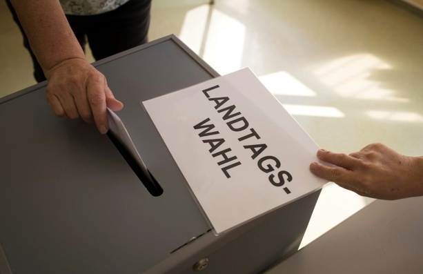 Bild vergr&ouml;&szlig;ern: Umfrage: AfD in Sachsen-Anhalt weiter vorne - Zitterpartie für mehrere Parteien