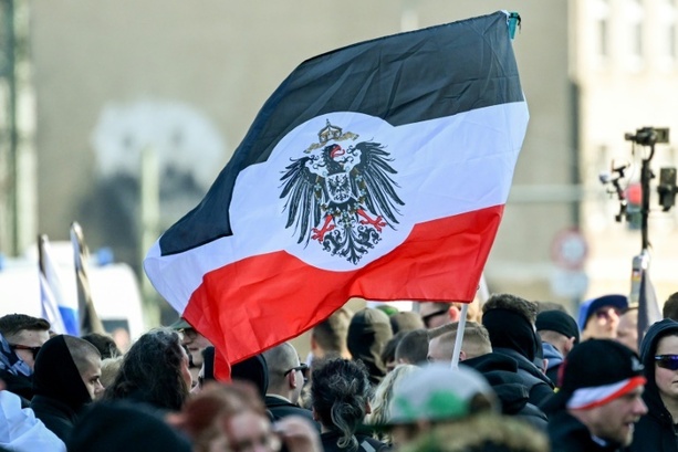 Bild vergr&ouml;&szlig;ern: Zahl von Rechtsextremisten in Baden-Württemberg steigt - Szene zunehmend jünger