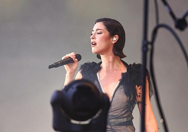 Bild vergr&ouml;&szlig;ern: Gracie Abrams auf Platz eins der Album-Charts