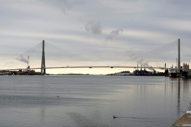Bild vergr&ouml;&szlig;ern: Nach neuen US-Zöllen: Kanada weiht Grenzbrücke zu USA im Alleingang ein