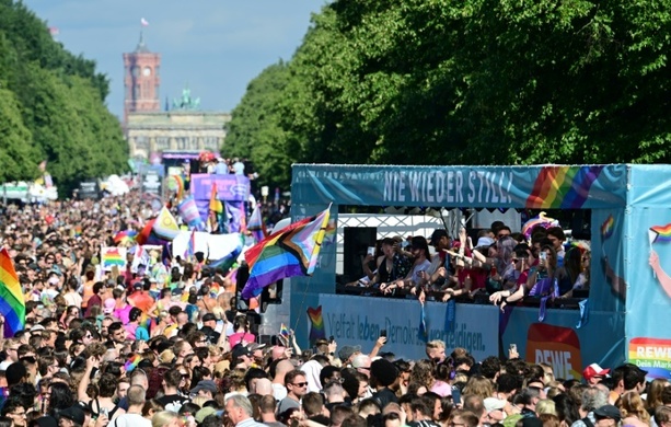 Bild vergr&ouml;&szlig;ern: Motto Haltung ist hot: Hunderttausende zu CSD-Demonstration in Berlin erwartet