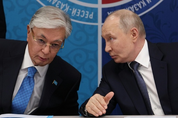 Bild vergr&ouml;&szlig;ern: Kasachischer Präsident fordert Putin zu Stopp der Kämpfe in der Ukraine auf