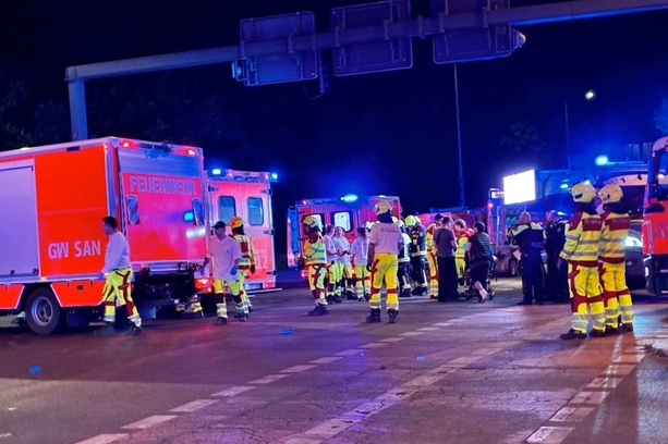 Bild vergr&ouml;&szlig;ern: Verletzte am Rande von CSD in Berlin - Offenbar Auto in Menge gefahren