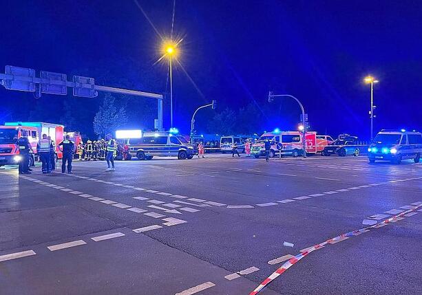 Bild vergr&ouml;&szlig;ern: Auto fährt bei Berliner CSD in Menschenmenge - Mehrere Verletzte