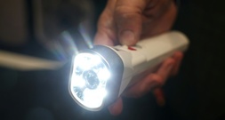 86-Jährige auf Energiesparmission: Taschenlampenschein löst Polizeieinsatz aus
