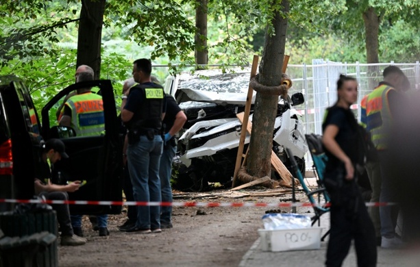 Bild vergr&ouml;&szlig;ern: Polizisten an Bahnhöfen in Einsatz: Großfahndung nach Bluttat bei Berliner CSD