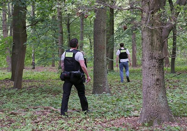 Bild vergr&ouml;&szlig;ern: Polizei durchsucht nach CSD-Anschlag Gebiet um Tatfahrzeug