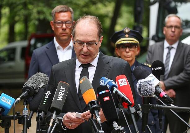 Bild vergr&ouml;&szlig;ern: Dobrindt warnt nach CSD-Anschlag vor Nachahmern