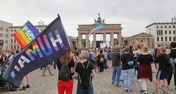 Hunderte trauern nach CSD-Anschlag am Brandenburger Tor