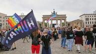 Hunderte trauern nach CSD-Anschlag am Brandenburger Tor