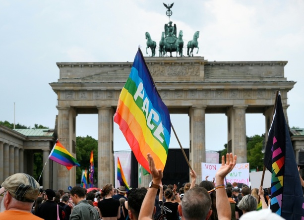 Bild vergr&ouml;&szlig;ern: Merz richtet Appell an queere Gemeinschaft: Lassen Sie sich nicht einschüchtern