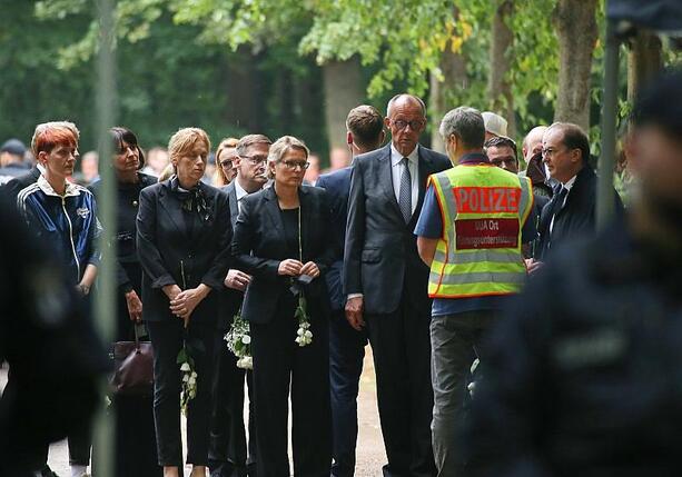 Bild vergr&ouml;&szlig;ern: Merz besucht nach CSD-Anschlag Tatort im Berliner Tiergarten