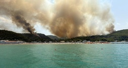 Waldbrand an italienischer Adriaküste: Hunderte Menschen mit Schiffen evakuiert