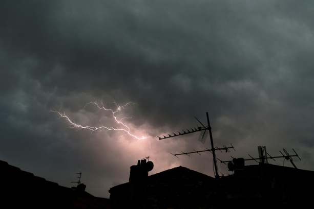 Bild vergr&ouml;&szlig;ern: Unwetter beschädigt Dutzende Gebäude in Schleswig-Holstein