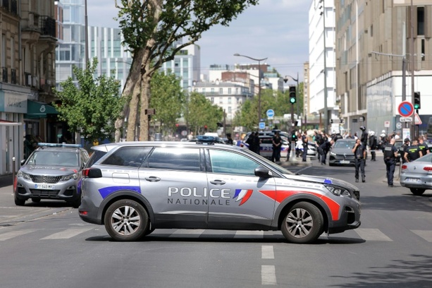 Bild vergr&ouml;&szlig;ern: Drei Frauen bei Messerangriff in Paris verletzt