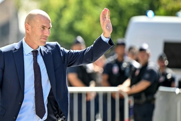 Bild vergr&ouml;&szlig;ern: Frankreich: Neuer Nationaltrainer Zidane will gegen Rassismus im Fußball kämpfen
