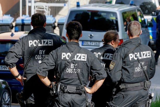 Bild vergr&ouml;&szlig;ern: Tödlicher Messerangriff in Regensburger Bank: Verdächtiger vorläufig in Psychiatrie