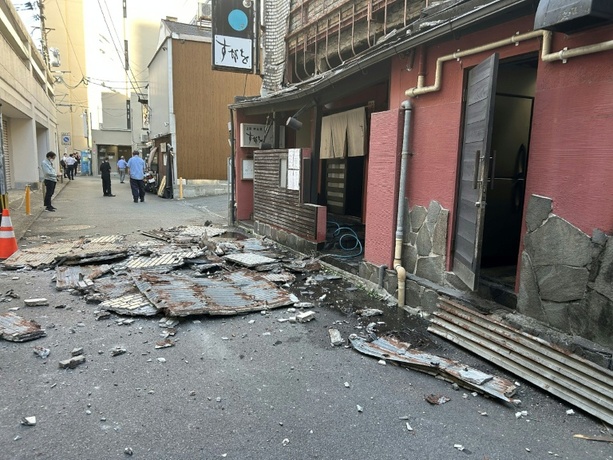 Bild vergr&ouml;&szlig;ern: Erdbeben in Japan: Medien berichten über Tote in beschädigtem Einkaufszentrum
