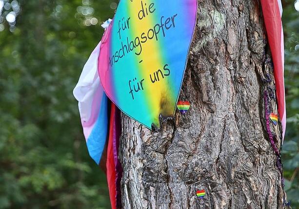Bild vergr&ouml;&szlig;ern: Nach CSD-Anschlag Herz angezündet - Staatsschutz ermittelt