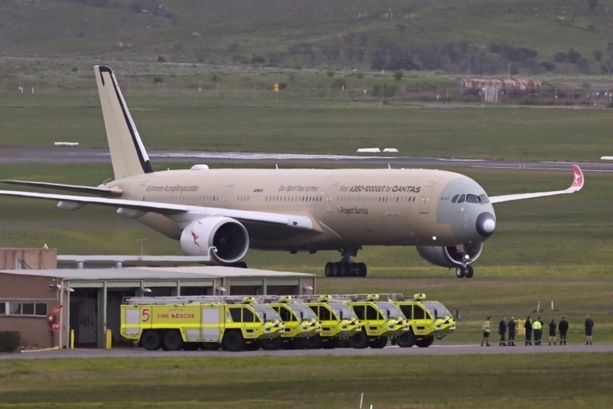 Bild vergr&ouml;&szlig;ern: 24 Stunden in der Luft: Airbus A350 landet nach Rekordflug in Frankreich