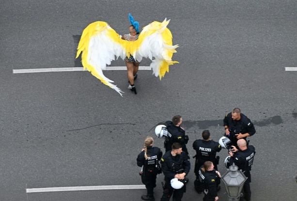 Bild vergr&ouml;&szlig;ern: Nach Anschlag in Berlin: Doppelt so viele Polizisten bei CSD in Hamburg