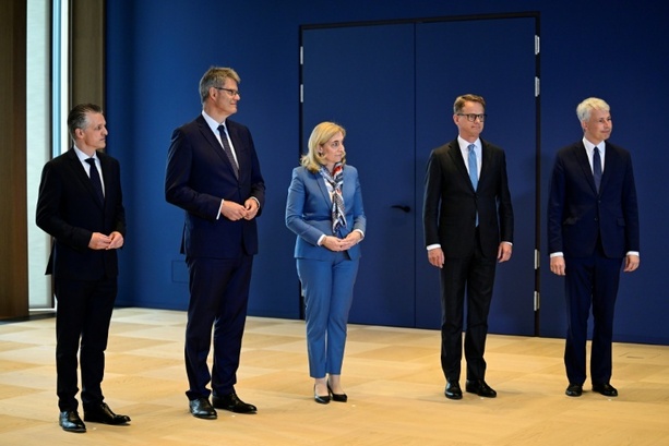 Bild vergr&ouml;&szlig;ern: Kabinettsumbildung: Steinmeier ernennt drei neue CDU-Minister