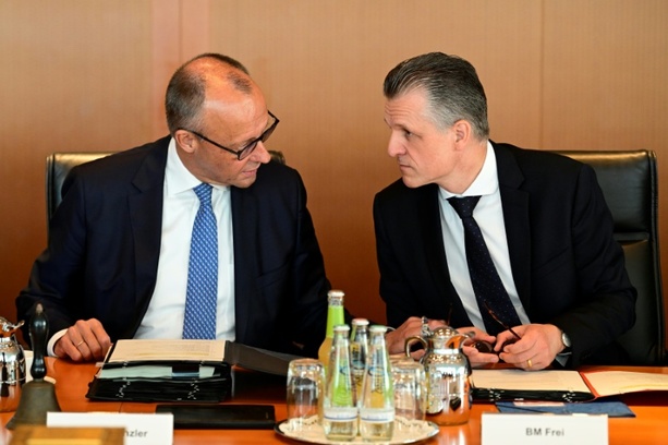 Bild vergr&ouml;&szlig;ern: Kabinettsumbildung vollzogen - Merz-Vertrauter Frei neuer Fraktionschef der Union