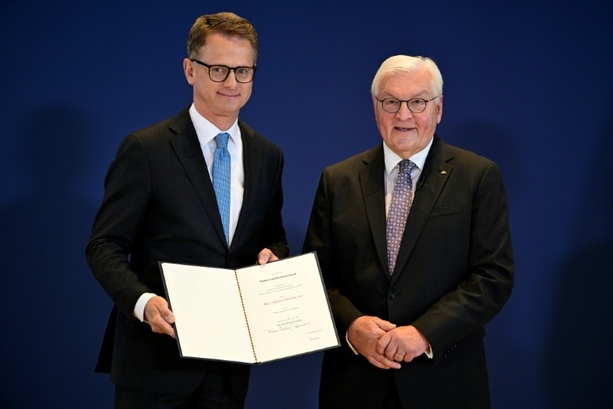 Bild vergr&ouml;&szlig;ern: Linnemann tritt Amt als Gesundheitsminister an - Werkzeugkasten als Geschenk