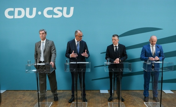 Bild vergr&ouml;&szlig;ern: Merz hofft nach Turbulenzen um Personalwechsel auf neue Dynamik