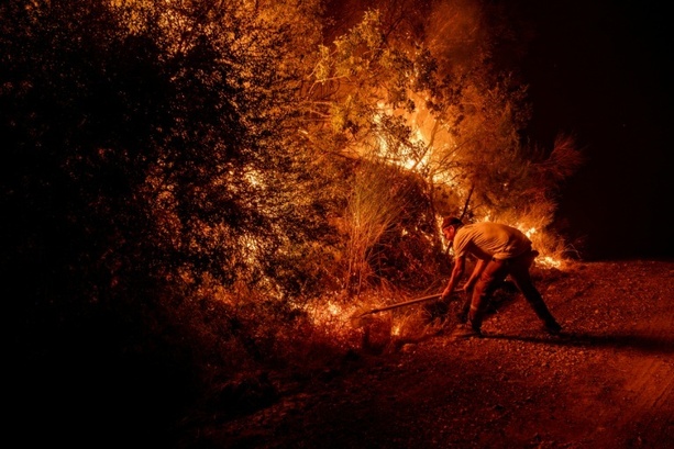 Bild vergr&ouml;&szlig;ern: Schwere Waldbrände in Türkei und Griechenland - Auch Urlaubsorte betroffen