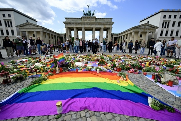 Bild vergr&ouml;&szlig;ern: Nach Anschlag: Berliner CSD-Verein beteiligt sich mit Wagen an Protest in Hamburg