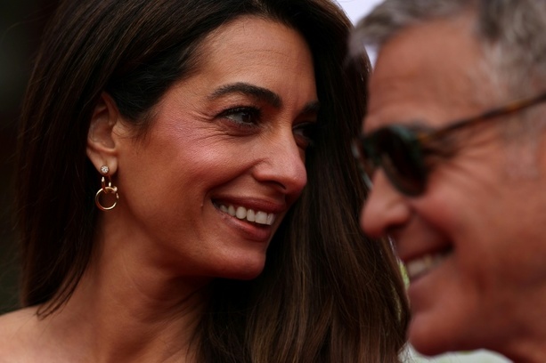 Bild vergr&ouml;&szlig;ern: George und Amal Clooney fliehen wegen Waldbrand aus Luxus-Anwesen in Südfrankreich