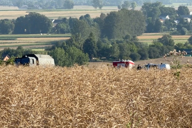Bild vergr&ouml;&szlig;ern: Explosion und großer Krater in Polen: Offenbar russischer Flugkörper eingeschlagen