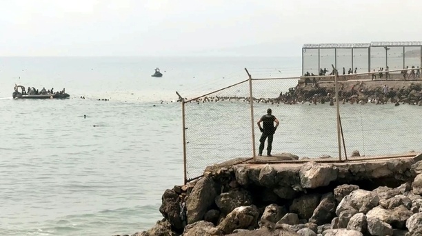 Bild vergr&ouml;&szlig;ern: Mehr als 1500 Migranten erreichen spanische Exklave Ceuta - Madrid entsendet Soldaten
