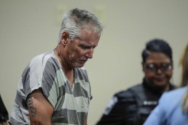 Bild vergr&ouml;&szlig;ern: Nach Amoklauf des Sohnes in den USA: Vater muss 15 Jahre in Haft
