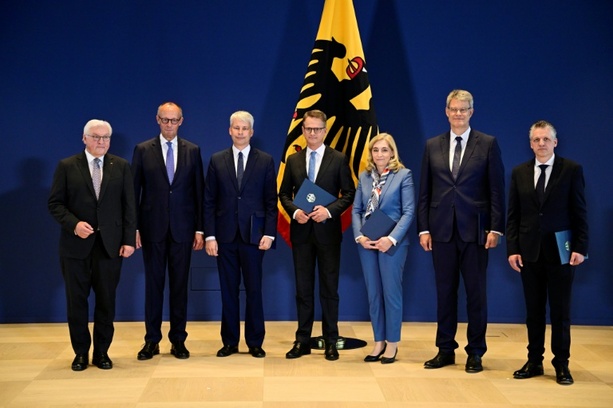 Bild vergr&ouml;&szlig;ern: Politbarometer: Mehrheit findet Kabinettsumbildung gut - AfD weiter vorne