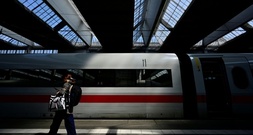 Einjährige fährt allein in Schnellzug: Rauchender Vater verpasst Weiterfahrt